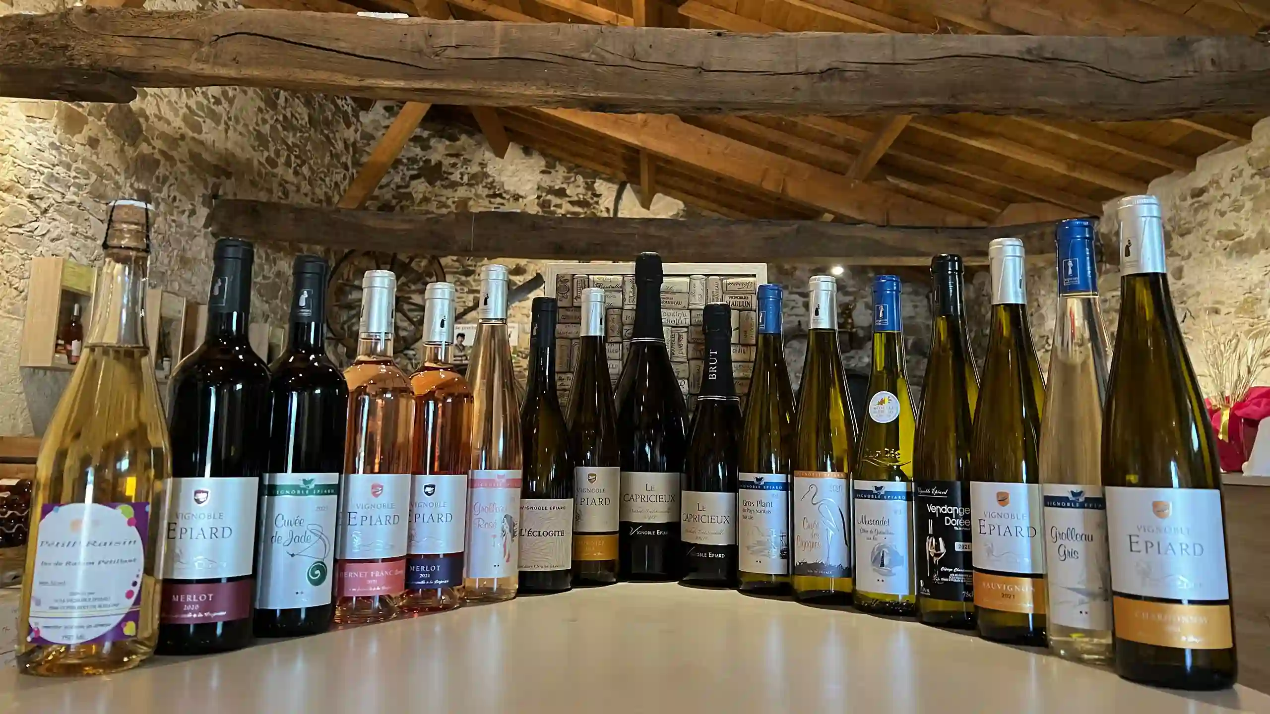 http://Bouteilles%20de%20vins%20posées%20sur%20une%20table